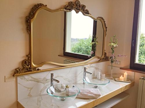 Un baño con dos lavabos y un espejo grande. en Villa La Valiana - Full Estate in Montepulciano - HEATED POOL, en Valiano