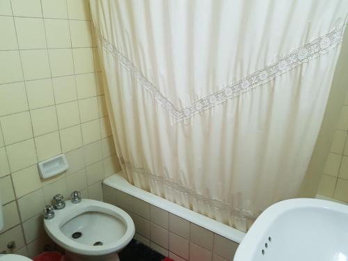 une salle de bain avec un rideau de douche et des toilettes dans l'établissement Peatonal Sarmiento, à Mendoza