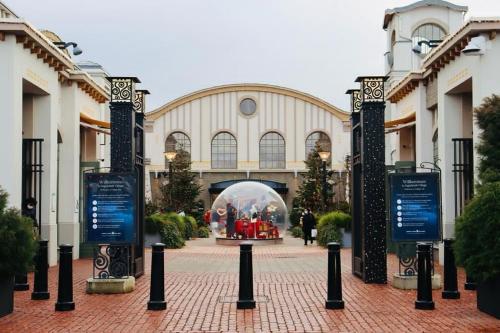 a mall with a display in the middle of a building at Intergroup Business & Design Hotel Ingolstadt in Kösching