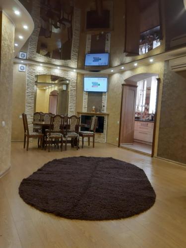 alfombra grande en una habitación con mesa y sillas en Lux apartment City Center, en Mykolaiv