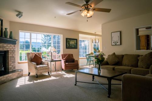 a living room with a couch and a fireplace at Blue Elk Inn in Leavenworth