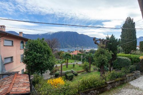 Pemandangan gunung umum atau pemandangan gunung yang diambil dari apartmen