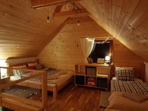 Posteľ alebo postele v izbe v ubytovaní Apartament Zielone Okiennice