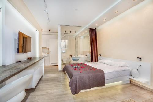 Un pat sau paturi într-o cameră la Luxury Boutique City Center Apartments
