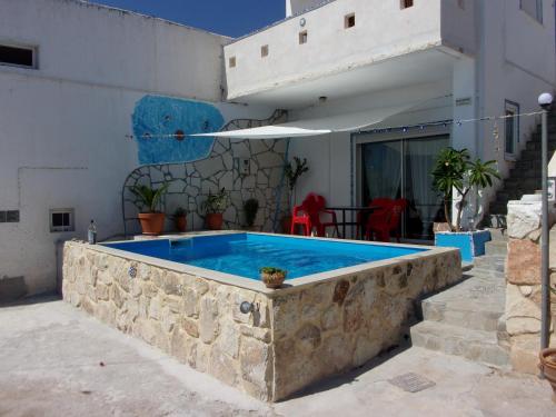 une piscine entourée d'un mur en pierre dans l'établissement Galini, à Kato Zakros