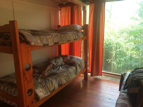 Poschodová posteľ alebo postele v izbe v ubytovaní Complejo Cabaña casas paraíso familiar
