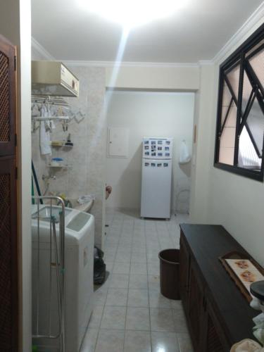 uma cozinha com um lavatório e um frigorífico em Apartamento em Ubatuba em Ubatuba