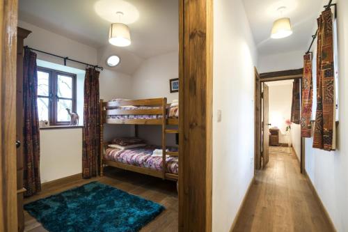 Двухъярусная кровать или двухъярусные кровати в номере Orchard Cottage - Luxurious Barn Conversion - Beavers Hill