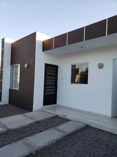 ロスモチスにあるCasa La Marinaの白い建物