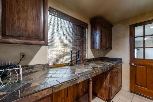 Dapur atau dapur kecil di Leeds Lodge Getaway