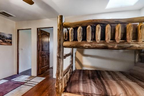 Ένα ή περισσότερα κρεβάτια σε δωμάτιο στο Leeds Lodge Getaway