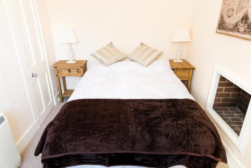 Un dormitorio con una cama con una manta marrón. en Stylish 2 bedroom, city centre apartment, en Aberdeen