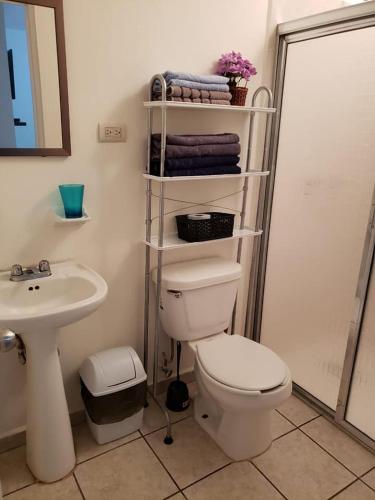 ロスモチスにあるCasa La Marinaの白いトイレと洗面台のあるバスルーム