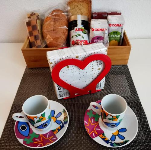 Utensilios para hacer té y café en PARMA EXPRESS Traveller's Lodging front Station FS Privat PARKING