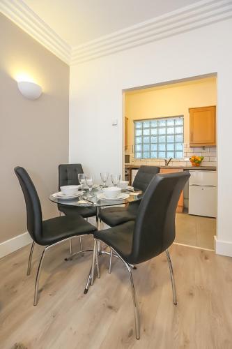 Cucina o angolo cottura di IFSC Townhouse Apartments