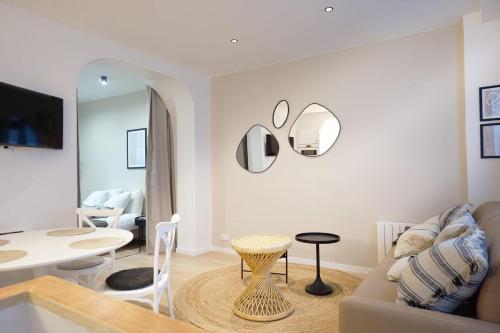 un soggiorno con divano e tavolo di Beautiful 45 m2 apartment in Paris a Parigi