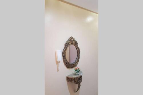 um espelho numa parede ao lado de uma mesa em un logment limineux toute la journé confortable em Salé