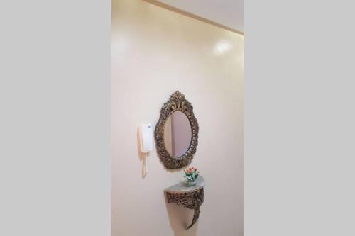 un espejo en una pared junto a una mesa en un logment limineux toute la journé confortable, en Sale