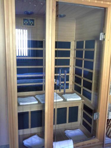 a bathroom with a shower with blue and white towels at Ferienwohnung galina in Rockenhausen