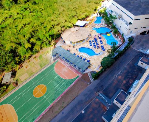 an overhead view of a basketball court and a basketball hoop at Golden Dolphin Grand Hotel via Giro ImobTech in Caldas Novas