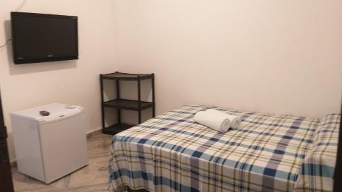 Camera piccola con letto e TV di Pousada Mar Azul a Pipa
