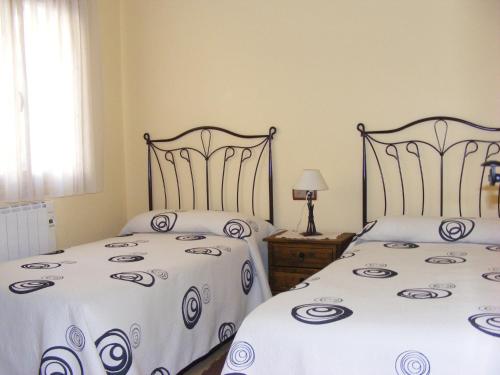 two beds sitting next to each other in a bedroom at Apartaments l'Arrel in Espot