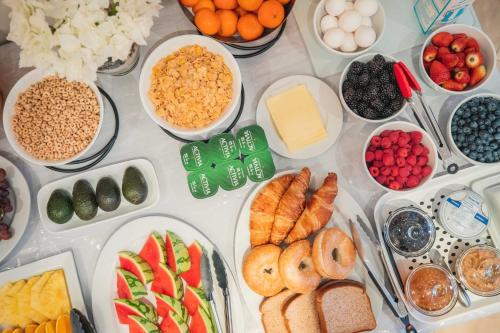 une table remplie de différents types de denrées alimentaires sur des assiettes dans l'établissement Newton Villa, à Brampton