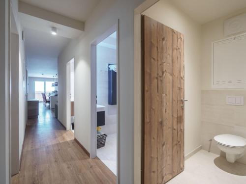 ゴーザウにあるLuxurious Apartment in Gosau near Ski Areaのバスルーム(トイレ付)、木製のドアが備わります。