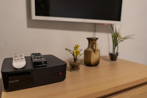 a black radio sitting on top of a wooden table at Central living - Stephansdom Apartments in Vienna