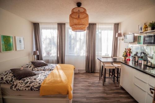 GottwaldHaus - Apartment في Brand-Erbisdorf: غرفة نوم مع سرير ومطبخ مع مكتب
