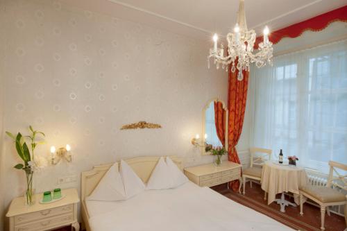 מיטה או מיטות בחדר ב-Pertschy Palais Hotel