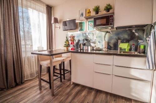 O bucătărie sau chicinetă la GottwaldHaus - Apartment
