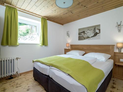 ザールバッハ・ヒンターグレムにあるCozy Holiday Home in Saalbach Hinterglemm with Terraceのベッドルーム(大型ベッド1台、窓付)