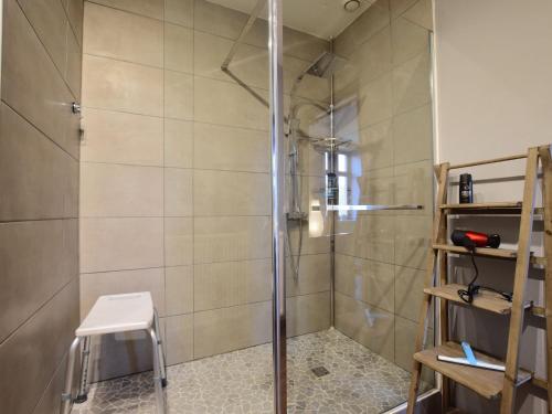 y baño con ducha y puerta de cristal. en Elegant Holiday Home in Saint Hubert with Fenced Garden, en Saint-Hubert