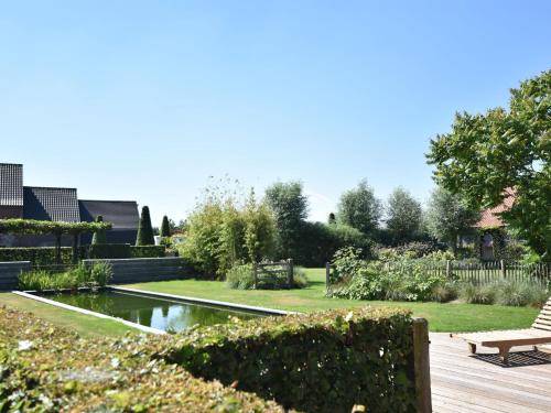 Gallery image of Mansion with Jacuzzi and swim pond in Lichtervelde