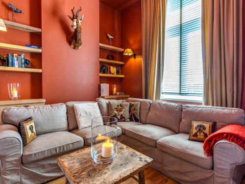sala de estar con sofá y mesa en Luxurious holiday home in Heers with terrace en Mettekoven