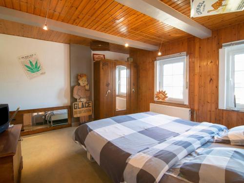 Un pat sau paturi într-o cameră la Holiday home Houyet