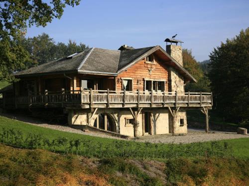 Casa de madera grande con terraza de madera en Luxurious Chalet with Jacuzzi and Sauna en Waimes