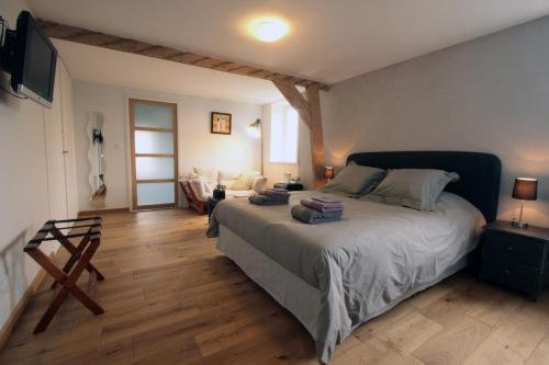a bedroom with a bed and a living room at Monts et Merveilles in Godewaersvelde