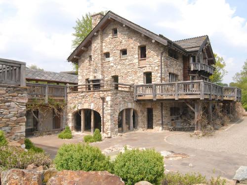 Casa de piedra grande con balcón y terraza en Opulent Chalet in Thirimont with Turkish Steambath, en Waimes