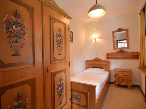 Postel nebo postele na pokoji v ubytování Cozy Chalet with Private Garden near Forest in Longfaye