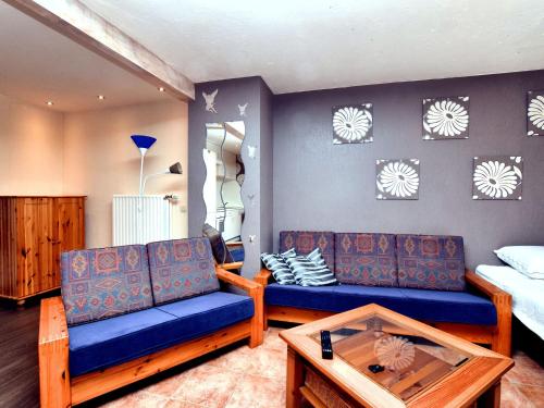 uma sala de estar com um sofá e uma mesa em Charming holiday home in St Vith with terrace em Heuem