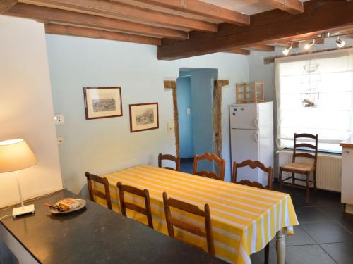 cocina y comedor con mesa y nevera en Lovely Cottage in Alle with Garden, en Alle