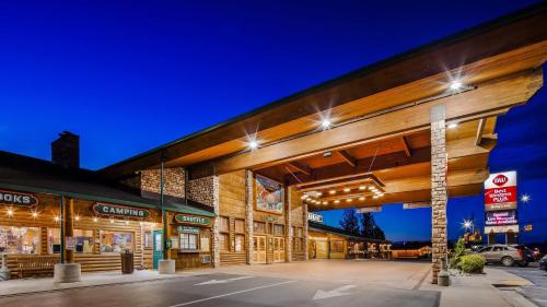 an empty parking lot in front of a building at Best Western PLUS Ruby's Inn in Bryce Canyon