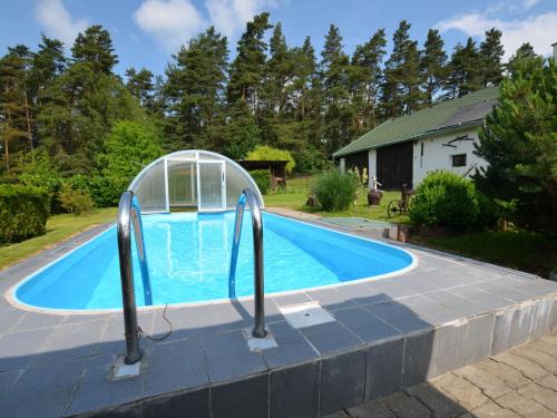 una piscina con igloo in un cortile di Luxury Villa near Forest in Hlavice Czech Republic a Všelibice
