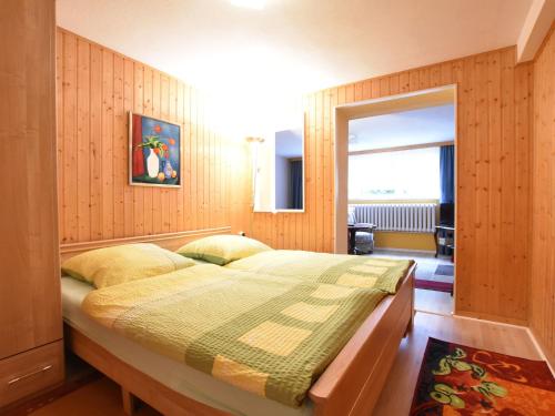 キュールングスボルンにあるComfortable Apartment in K hlungsborn with Parkingのベッドルーム1室(大型ベッド1台、窓付)