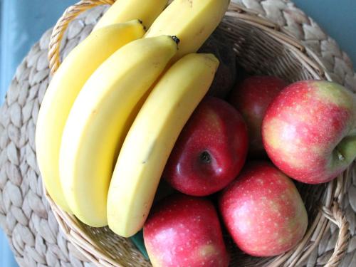 a basket of apples and bananas and apples at Wohnung mit großem Garten an der Ostseeküste in Neubukow