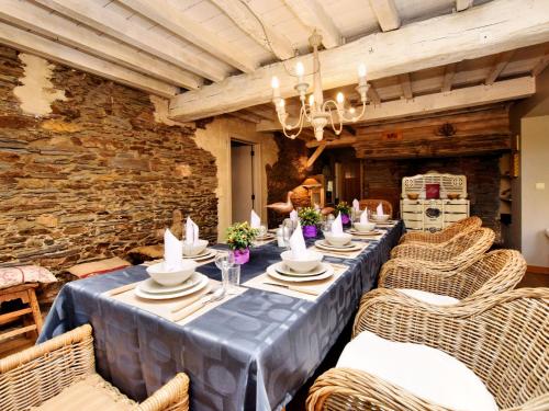 jadalnia z długim stołem i krzesłami w obiekcie Ardennic farmhouse for groups w mieście Petit-Thier