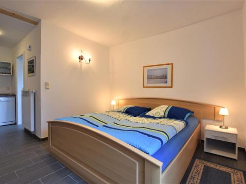 クリュツにあるArresting Apartment near Sea in Kl tzのベッドルーム1室(大型ベッド1台、青い掛け布団付)