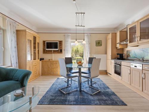 cocina y comedor con mesa y sillas en Elegant apartment with garden in Gingst, en Gingst